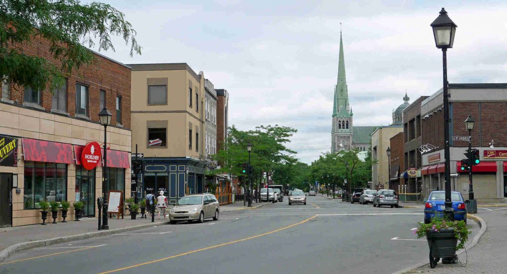 View of commercial centre in Rue St. Charles (Old Longueuil) – Longueuil’s traditional business district By Blork-mtl - Own work, CC BY-SA 3.0