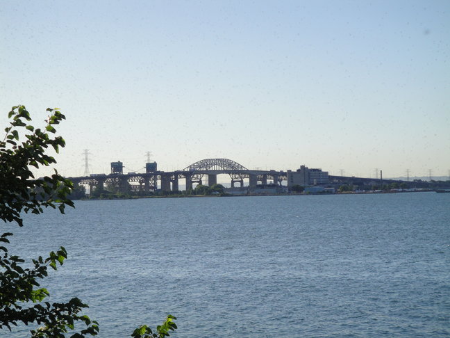 Burlington Bridge and part of Hamilton marina – easy access in and out of the city By Chip Cherry - Own work, CC BY-SA 3.0, https://commons.wikimedia.org/w/index.php?curid=21896150