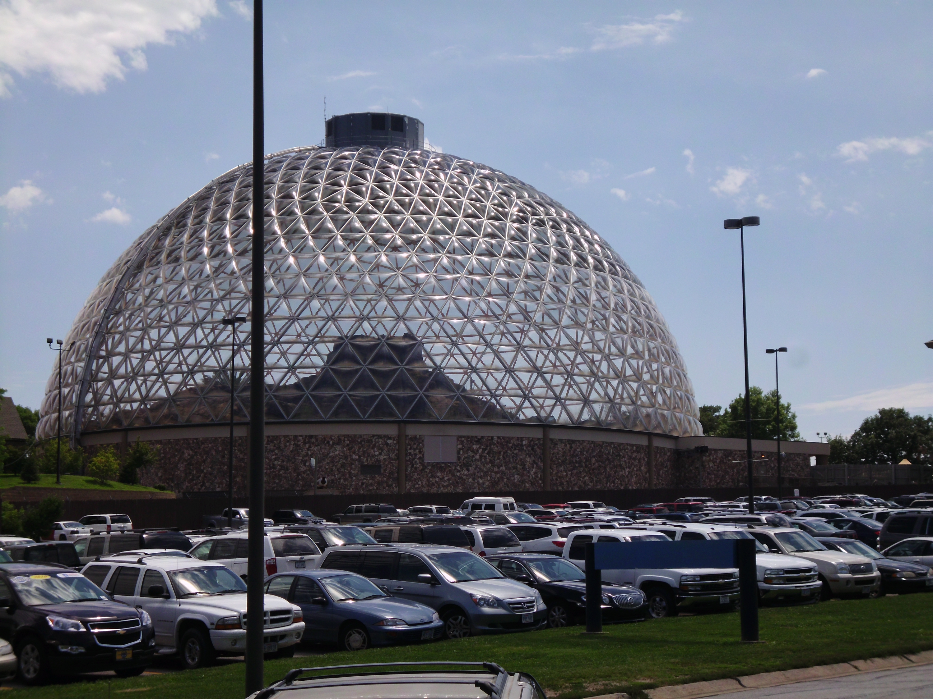 The Henry Doorly Zoo and its famous geodesic dome – the best zoo in the US By Dual Freq - Own work, CC BY 3.0 